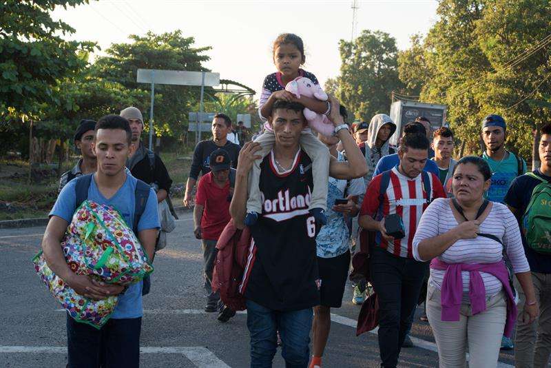 Migrantes hondureños comenzaron su camino este viernes, rumbo a la ciudad mexicana de Tapachula, en el estado de Chiapas (México). EFE