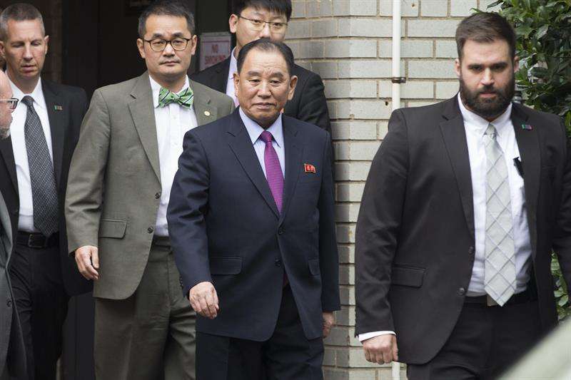El responsable de la inteligencia norcoreana, Kim Yong-chol (c), a su salida del hotel tras reunirse con el secretario de Estado estadounidense, Mike Pompeo (no aparece), este viernes en Washington (Estados Unidos). EFE