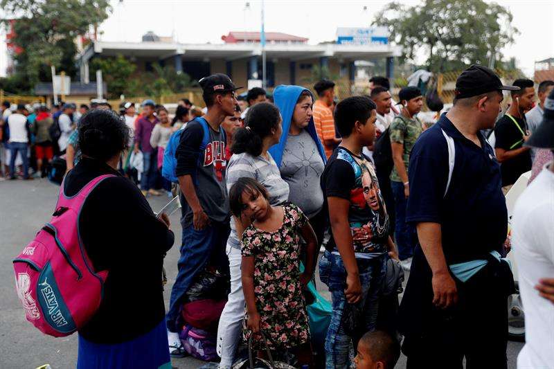 Decenas de migrantes hondureños esperan en el puente que divide la frontera entre Guatemala y México en Tecún Umán, San Marcos para registrarse y entrar a territorio mexicano, hoy jueves 17 de enero de 2019. EFE