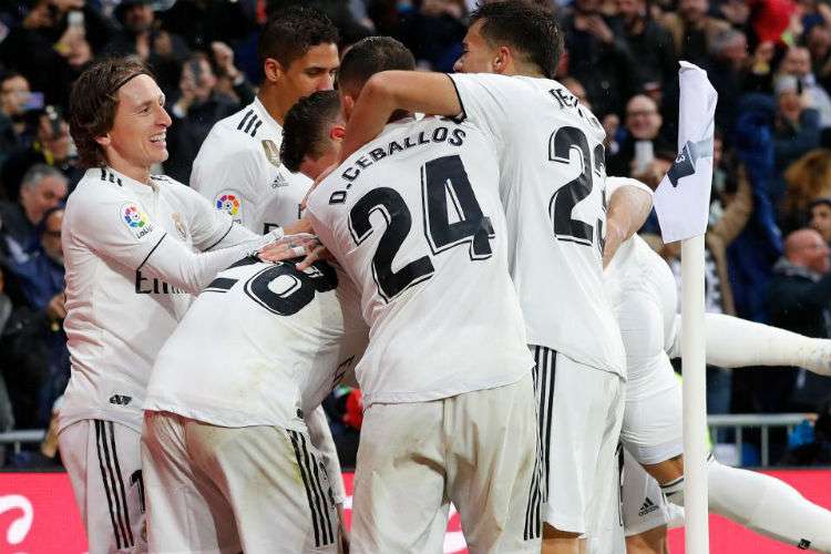 Jugadores del Real Madrid celebran una de las anotaciones en el partido. Foto: AP