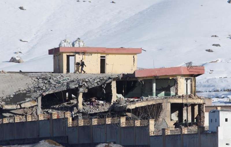 Vista del edificio de la principal agencia de seguridad afgana, el Directorio Nacional de Seguridad, parcialmente destruido, este lunes en Wardak, Afganistán. EFE