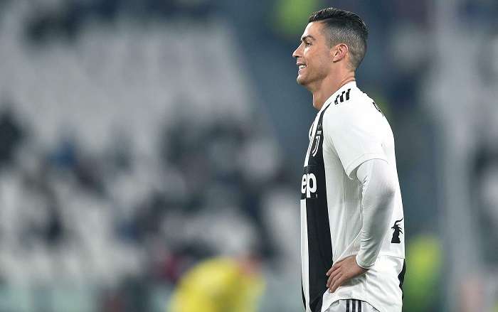 Cristiano Ronaldo se lamenta tras desperdiciar un penal. /Foto: AP