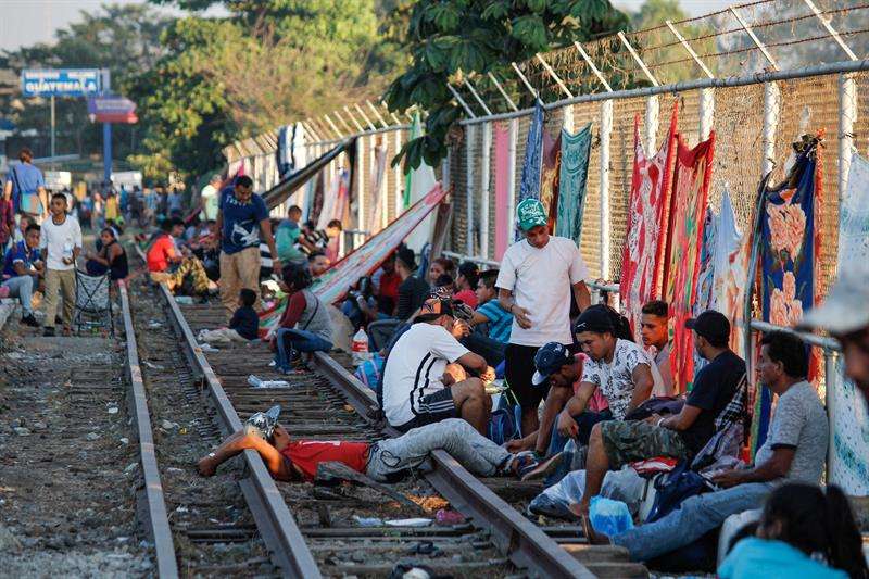 Migrantes hondureños que han decidido acogerse a la tarjeta humanitaria para establecerse de manera legal en territorio mexicano esperan el tramite del documento final. EFE