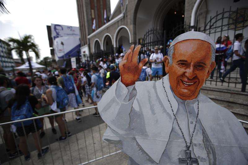 Peregrinos de diferentes países esperan este miércoles el paso del papa Francisco tras su llegada a Ciudad de Panamá (Panamá). EFE