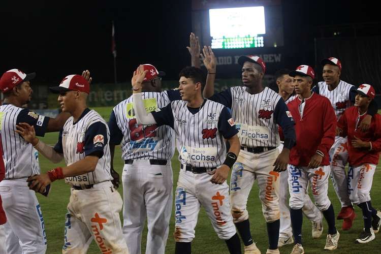 El equipo de Los Santos apabullo anoche a la novena de Veraguas por abultamiento de carreras en siete episodios, (18- 6). Foto: Anayansi Gamez