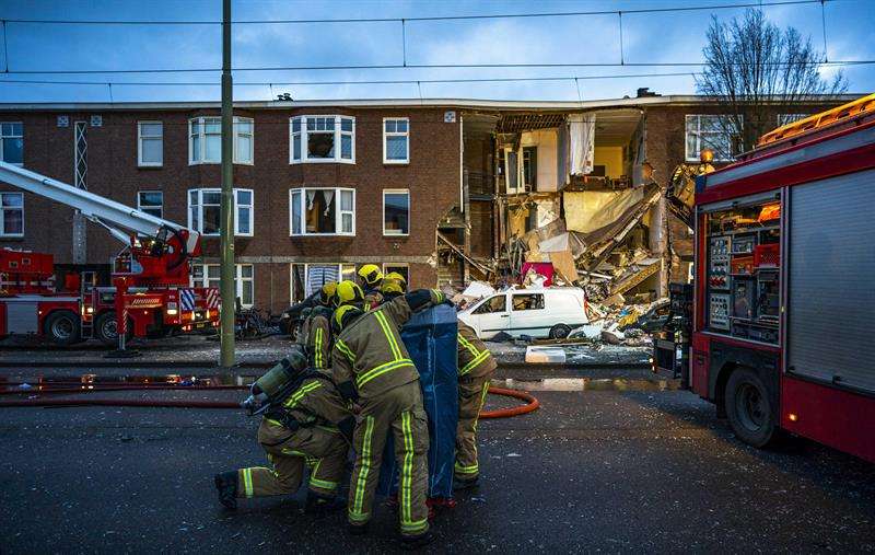 Servicios de emergencia en el lugar de una explosión que causó el colapso del frente de un edificio en La Haya, Países Bajos. EFE