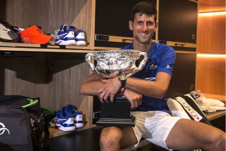 El serbio Novak Djokovic posa con el trofeo de campeón del Abierto de Australia. Foto: AP