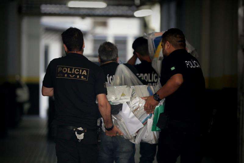 La policía de Sao Paulo confisca documentos y ordenadores este martes, tras el arresto de dos ingenieros en Sao Paulo (Brasil). EFE