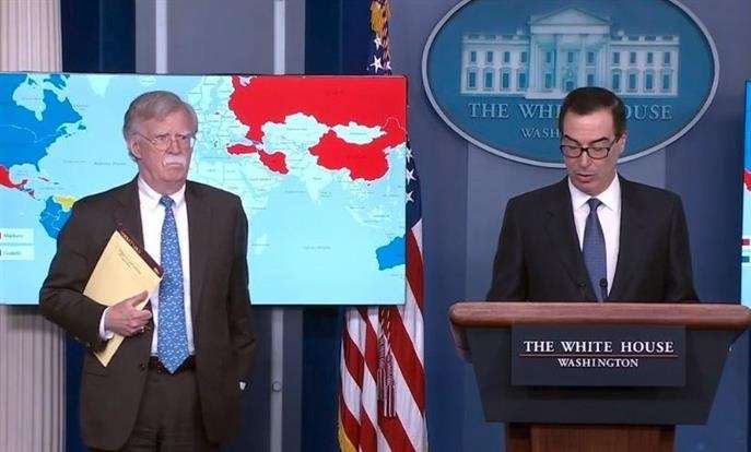 Captura de vídeo cedida por la Casa Blanca de una rueda de prensa del secretario del Tesoro de los Estados Unidos Steven Mnuchin (d) junto al asesor de seguridad nacional de Estados Unidos John Bolton (i).  EFE