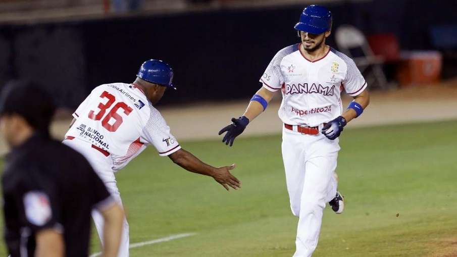 Javier Guerra pasa por tercera base, luego de sonar su enorme jonrón. / Foto AP