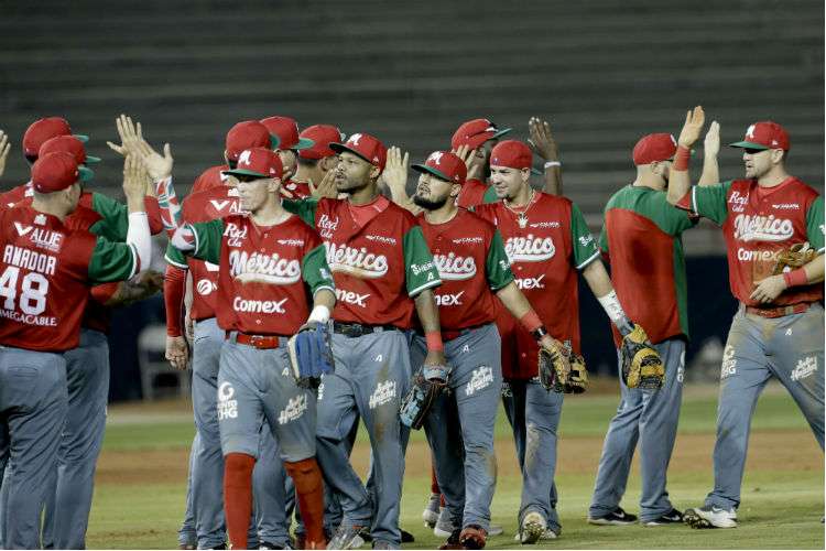El equipo de México celebra el triunfo sobre Cuba en partido correspondiente al grupo A de la Serie del Caribe que se disputa en Panamá. Foto: AP