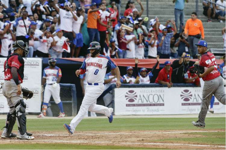 República Dominicana anota una de las carreras en el partido. Foto: AP