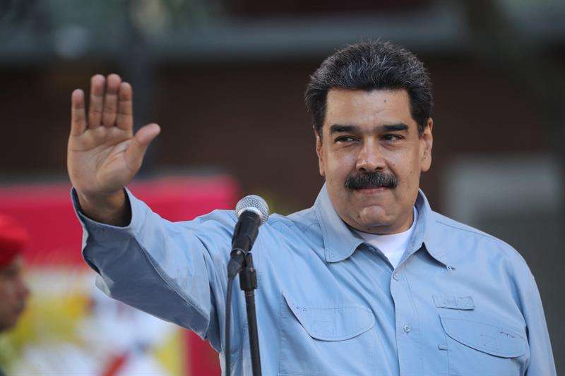 El presidente de Venezuela, Nicolás Maduro, habla durante un acto este jueves en la Plaza de Bolívar, en Caracas (Venezuela). EFE