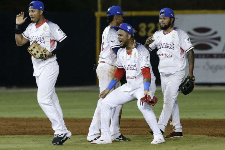 Jugadores de Panamá celebran el triunfo sobre Puerto Rico que les dio el pase a la final de la Serie del Caribe. 