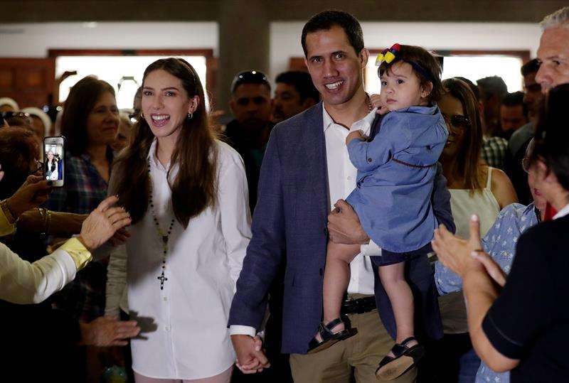 El jefe del Parlamento venezolano, Juan Guaidó (c-d), que el mes pasado se proclamó presidente encargado del país, interactúa con su hija en compañía de su esposa, Fabiana Rosales (c-i), y su madre, Norka Márquez (d), durante una misa este domingo. EFE