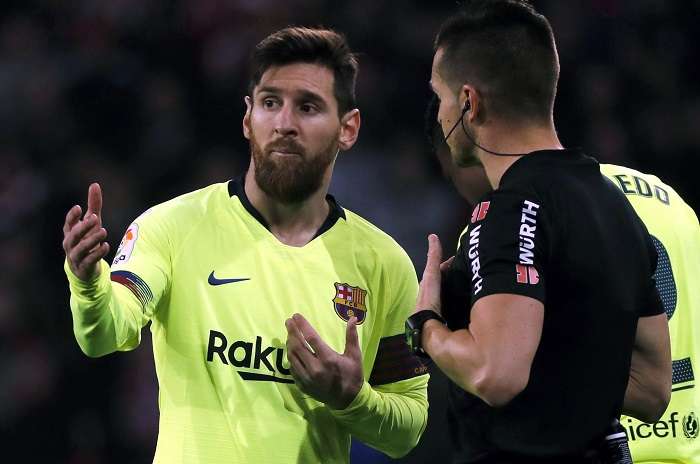 El delantero argentino del F.C Barcelona Leo Messi (i) ante el árbitro Del Cerro Grande./ EFE