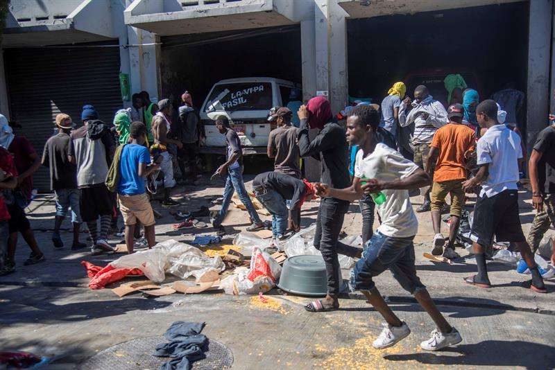 Cientos de personas participan en una protesta el 11 de febrero de 2019 en Puerto Príncipe (Haití). EFE