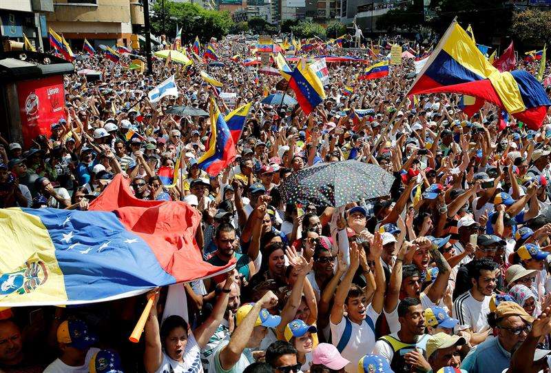 Cientos de personas participan en una concentración contra el gobierno del presidente de Venezuela, Nicolás Maduro, este martes, en el acomodado barrio de Chacao, Caracas (Venezuela). EFE