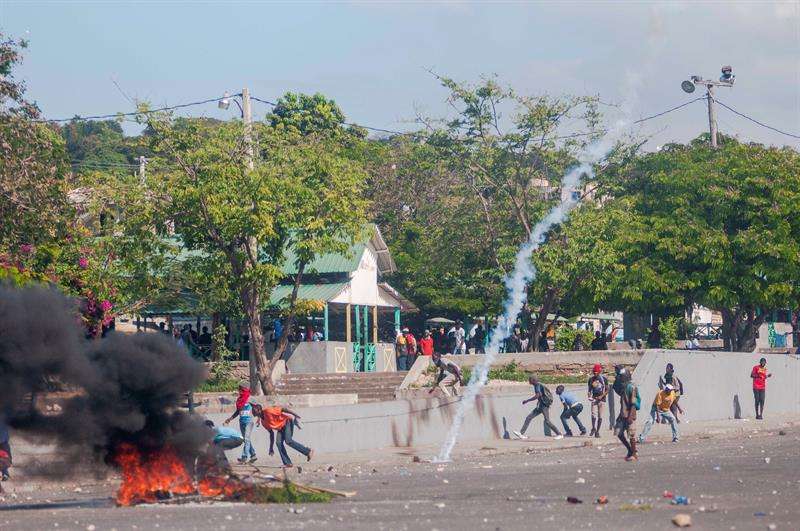 Decenas de manifestantes fueron registrados este miércoles al protestar de manera violenta en Puerto Príncipe (Haití). EFE