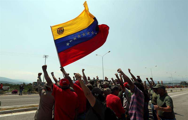 Miembros de las milicias bolivarianas  bloquean el puente internacional Las Tienditas, que comunica a Venezuela con Colombia, en San Antonio del Táchira (Venezuela), el  pasado 12 de febrero. EFE