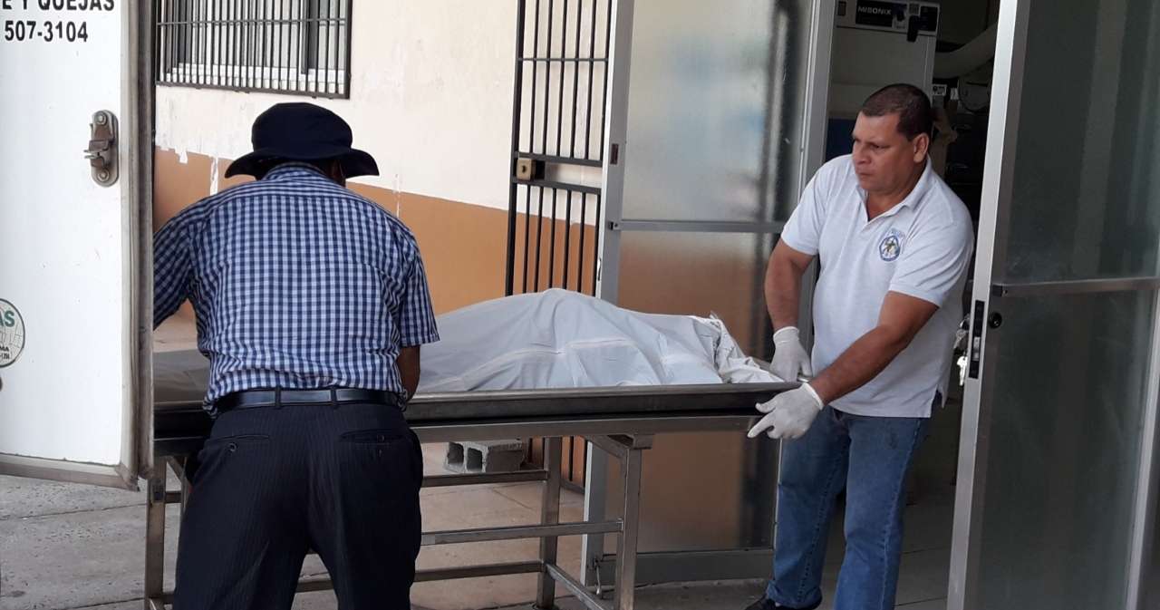 El cuerpo de la víctima fue trasladado a la morgue juduicial de David.  Foto: Mayra Madrid