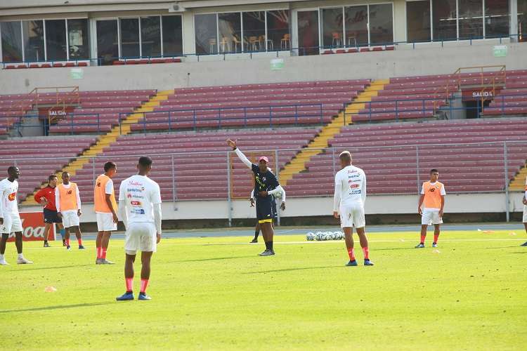 Julio Dely Valdés dirige el entrenamiento de hoy en el estadio Rommel Fernández. Foto: Anayansi Gamez