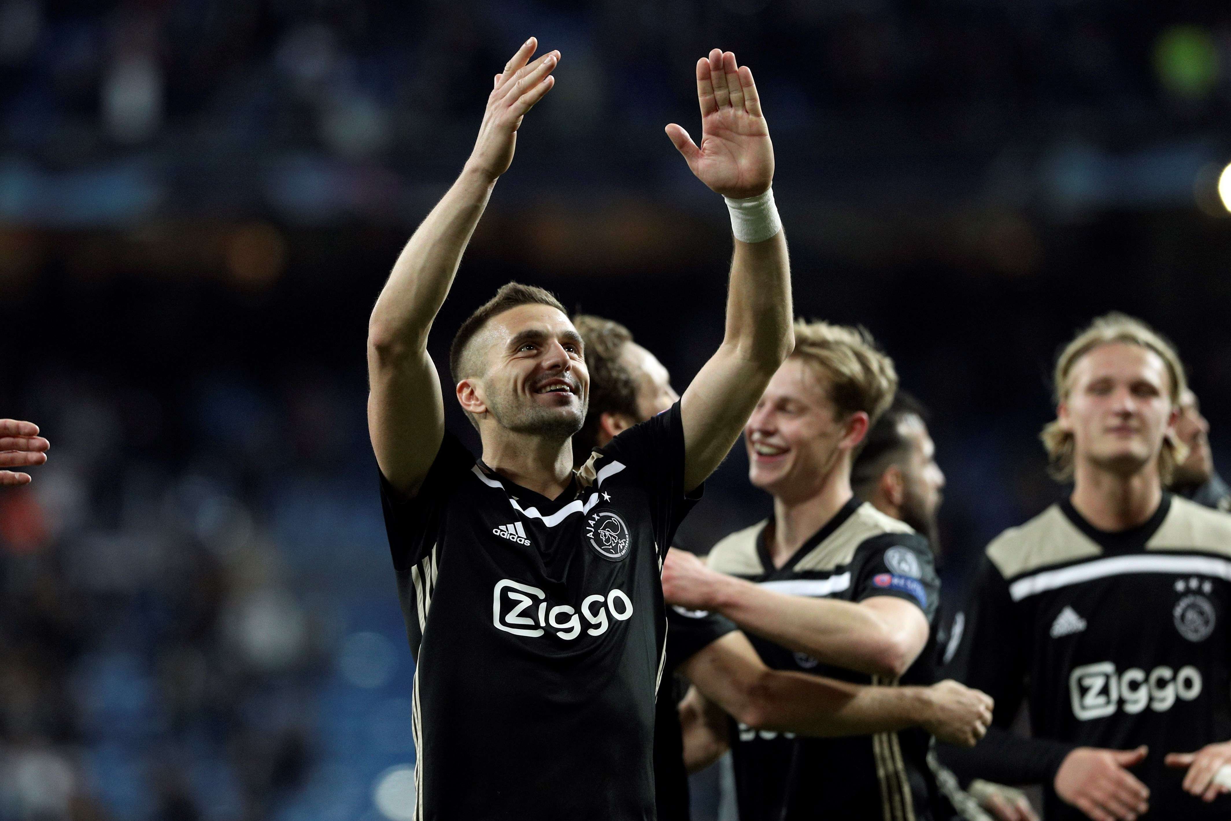 Dusan Tadic celebra la victoria por 1-4 tras el partido de vuelta de octavos de final de la Liga de Campeones que Real Madrid y Ajax disputaron en el estadio Santiago Bernabéu, en Madrid. EFE