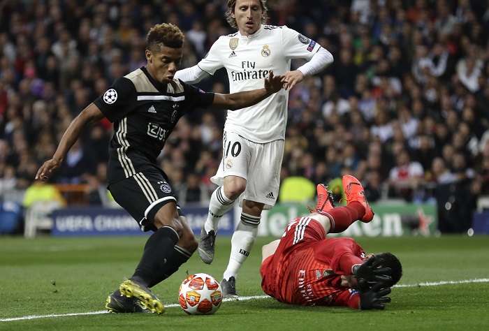 David Neres, del Ajax, dio serios dolores de cabeza al Real Madrid. /AP