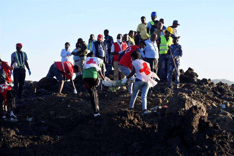 Equipos de rescate transportan restos en el lugar del accidente de Ethiopia Airlines Boeing 737 Max 8 en ruta a Nairobi, Kenia, cerca de Bishoftu, Etiopía.EFE