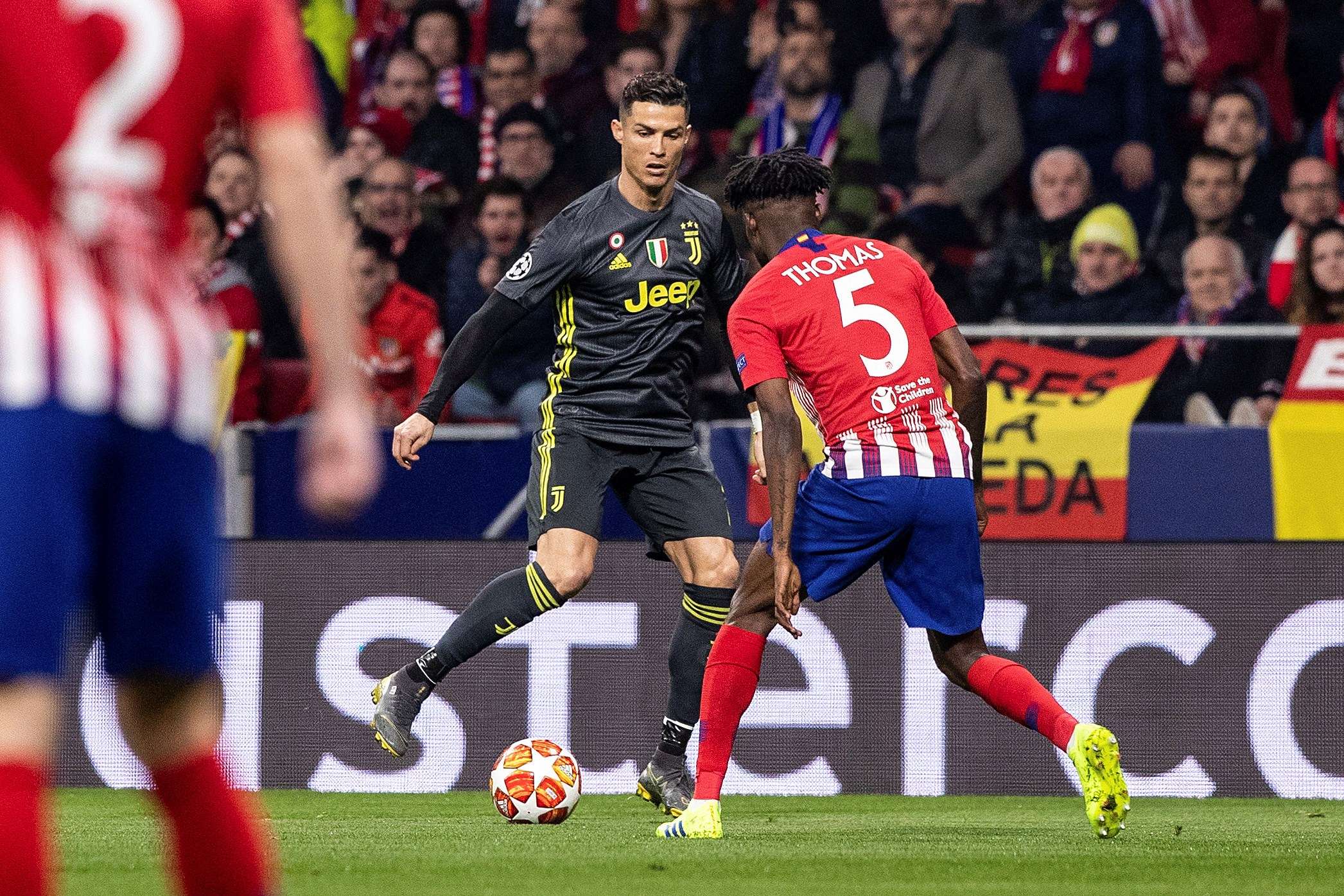  Cristiano Ronaldo (i) pelea un balón con el centrocampista ghanés del Atlético de Madrid Thomas Partey durante el partido de ida de octavos de final de la Liga de Campeones. /EFE