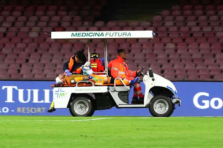 David Ospina recibe asistencia médica cuando abandona el terreno de juego en un vehículo después de lesionarse. Foto: EFE