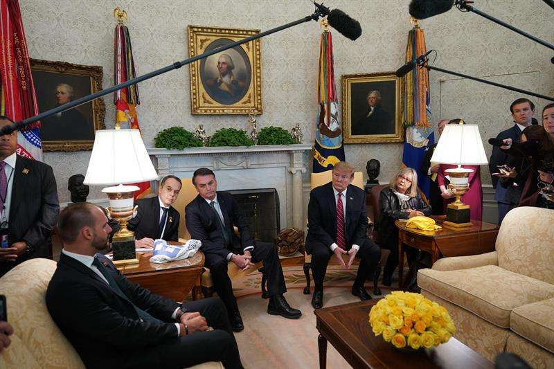 El presidente de Estados Unidos, Donald Trump (ci), durante la reunión con su homólogo brasileño, Jair Bolsonaro (cd), en la Casa Blanca este martes en Washington (Estados Unidos). EFE