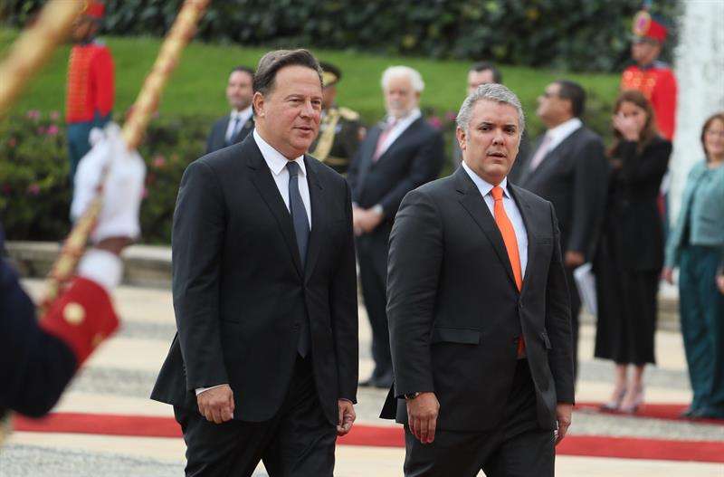 El presidente de Colombia, Iván Duque (d), rinde honores militares a su homólogo de Panamá, Juan Carlos Varela (i), este martes en la Casa de Nariño, en Bogotá (Colombia). EFE