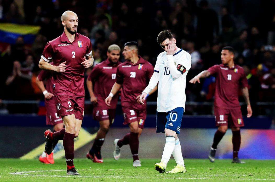 Lionel Messi se lamenta tras la derrota. / EFE