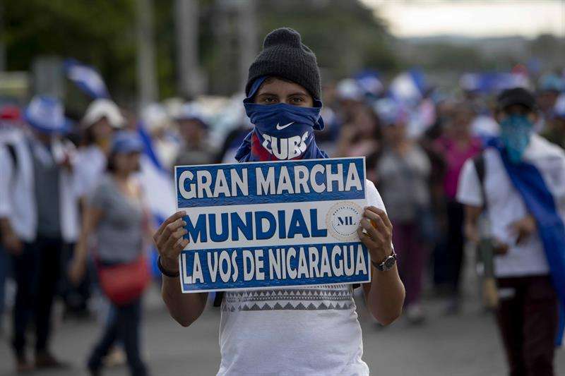 Un joven con un cartel participa de un plantón hoy, miércoles 26 de septiembre de 2018, en Managua (Nicaragua). EFE