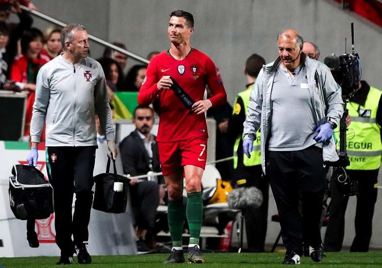 Cristiano Ronaldo se lastimó la pierna derecha y debió ser sustituido antes del intermedio del partido. Foto: EFE