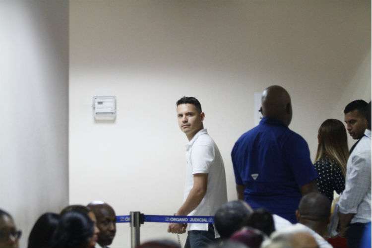 Momentos en que el condenado era llevado a la sala de audiencias. Foto: Edwards Santos Cruz