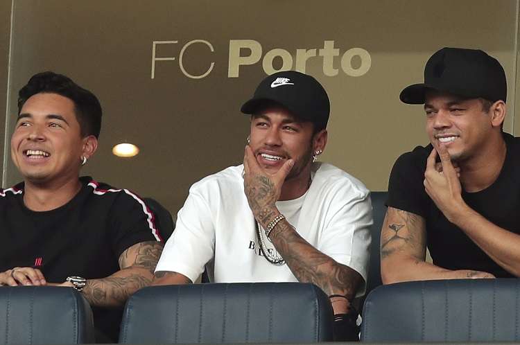El padre de Neymar defendió también a su hijo por las críticas que el jugador recibe por sus constantes caídas en el campo de juego. Foto: AP