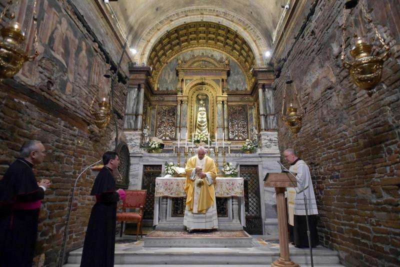 El papa Francisco visita a la basílica del Santuario de Loreto en Loreto (Italia) este lunes. EFE Prensa Vaticano Foto cedida