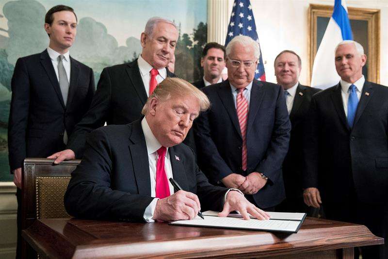 El presidente estadounidense, Donald trump (c), firma un decreto ante la mirada del primer ministro israelí, Benjamin Netanyahu (centro detrás), este lunes en la Casa Blanca, Washington (Estados Unidos). EFE