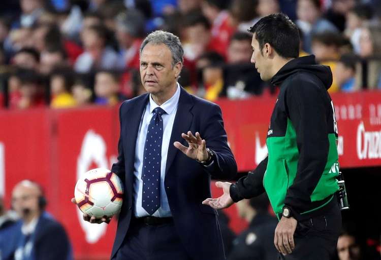 El entrenador del Sevilla, Joaquín Caparrós, pide al cuarto árbitro que espere para poner el balón en juego durante el partido. Foto: EFE