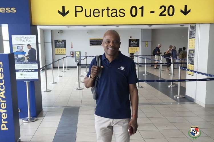 El técnico Julio Dely Valdés de #PanamáMayor rumbo a Los Ángeles, Estados Unidos para asistir al sorteo de Copa de Oro. Foto: Fepafut
