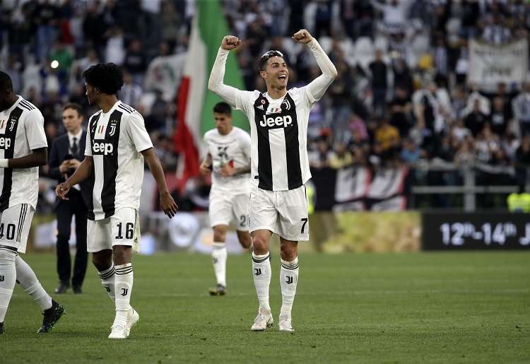 Cristiano Ronaldo celebra el triunfo en la liga italiana. Foto: AP