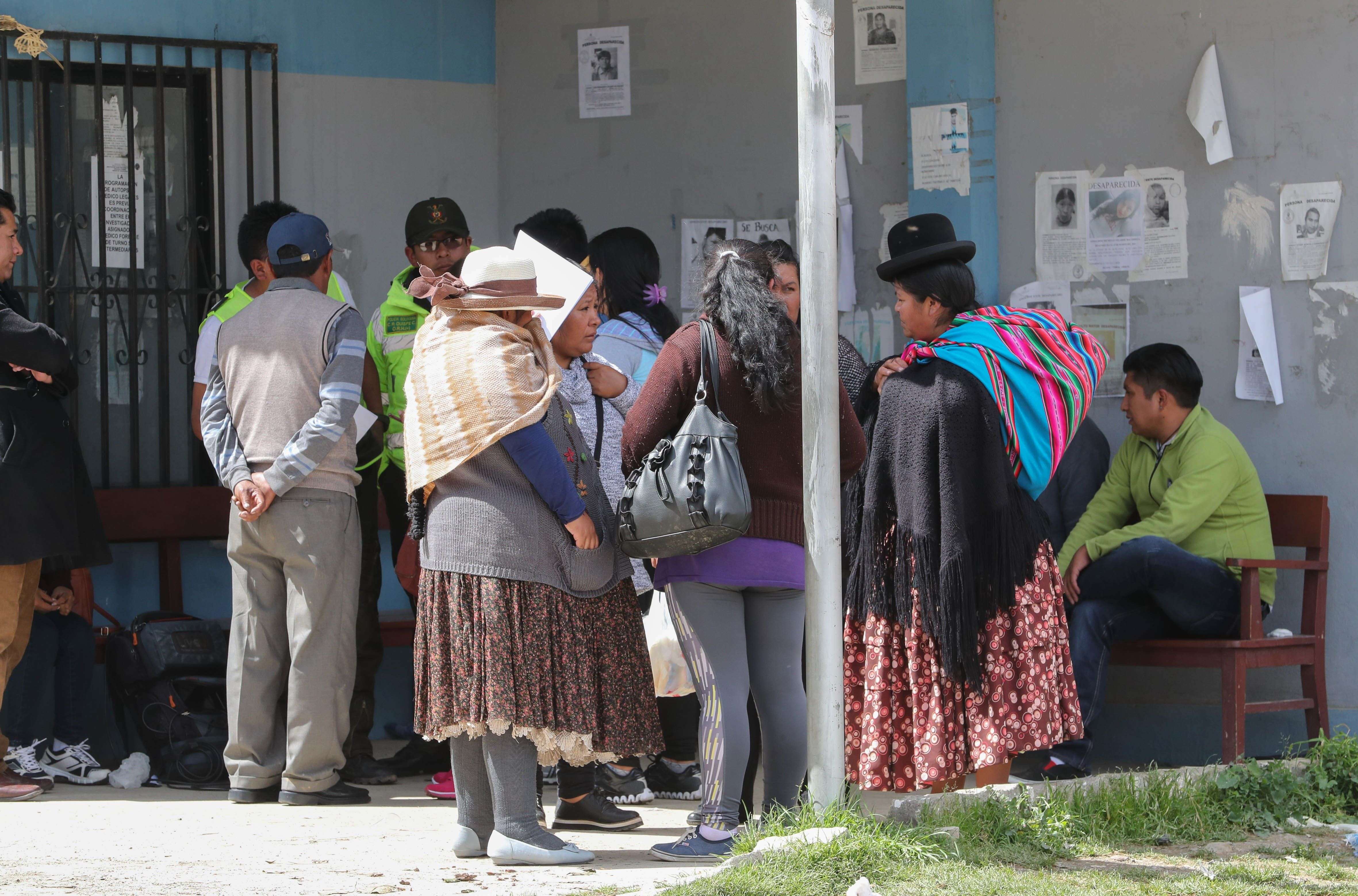 Familiares de las víctimas esperan fuera de la morgue del Hospital de Clínicas de La Paz (Bolivia). 