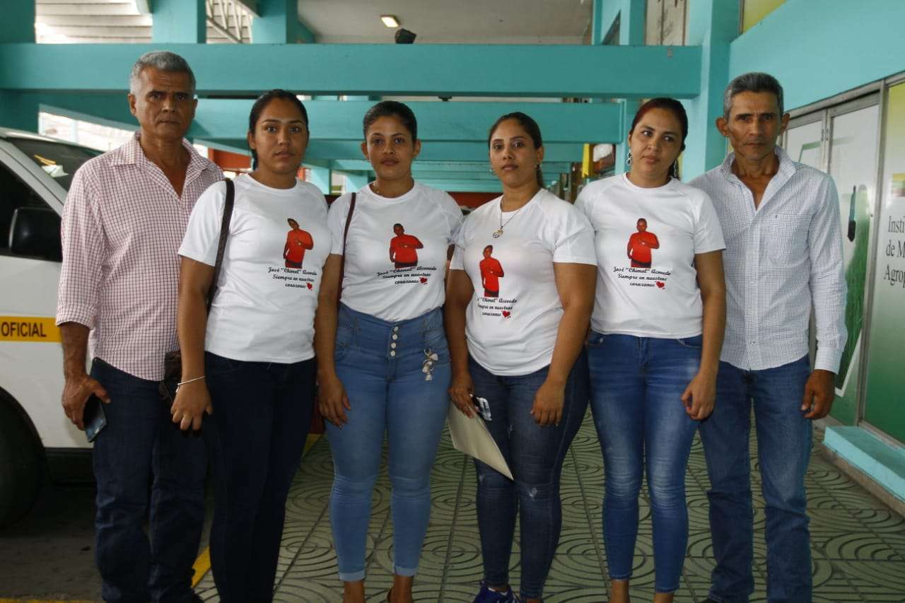 Los familiares, quienes claman justicia, llegaron hasta el Sistema Penal Acusatorio en Plaza Ágora con suéteres, blancos y la fotografía de “Chimol”. Foto: Edwards Santos 