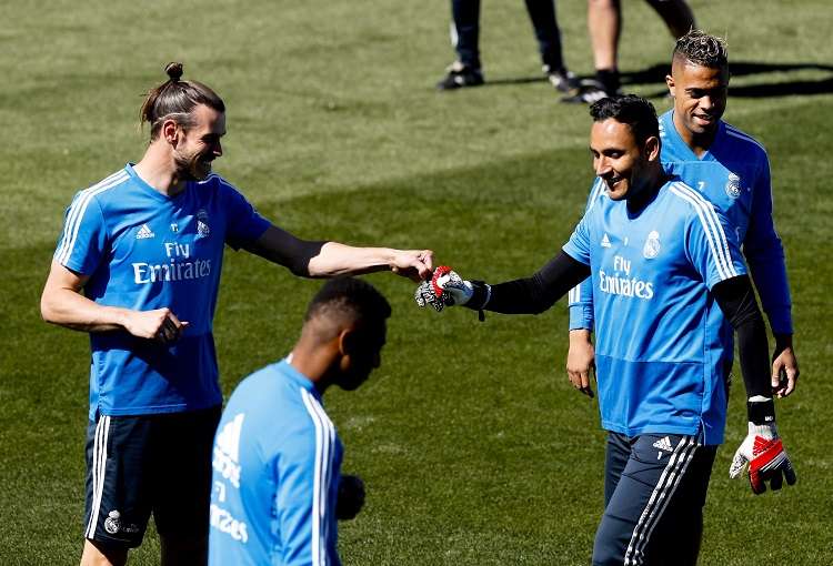 El delantero galés del Real Madrid Gareth Bale (i) y el portero costarricense Keylor Navas. Foto: EFE