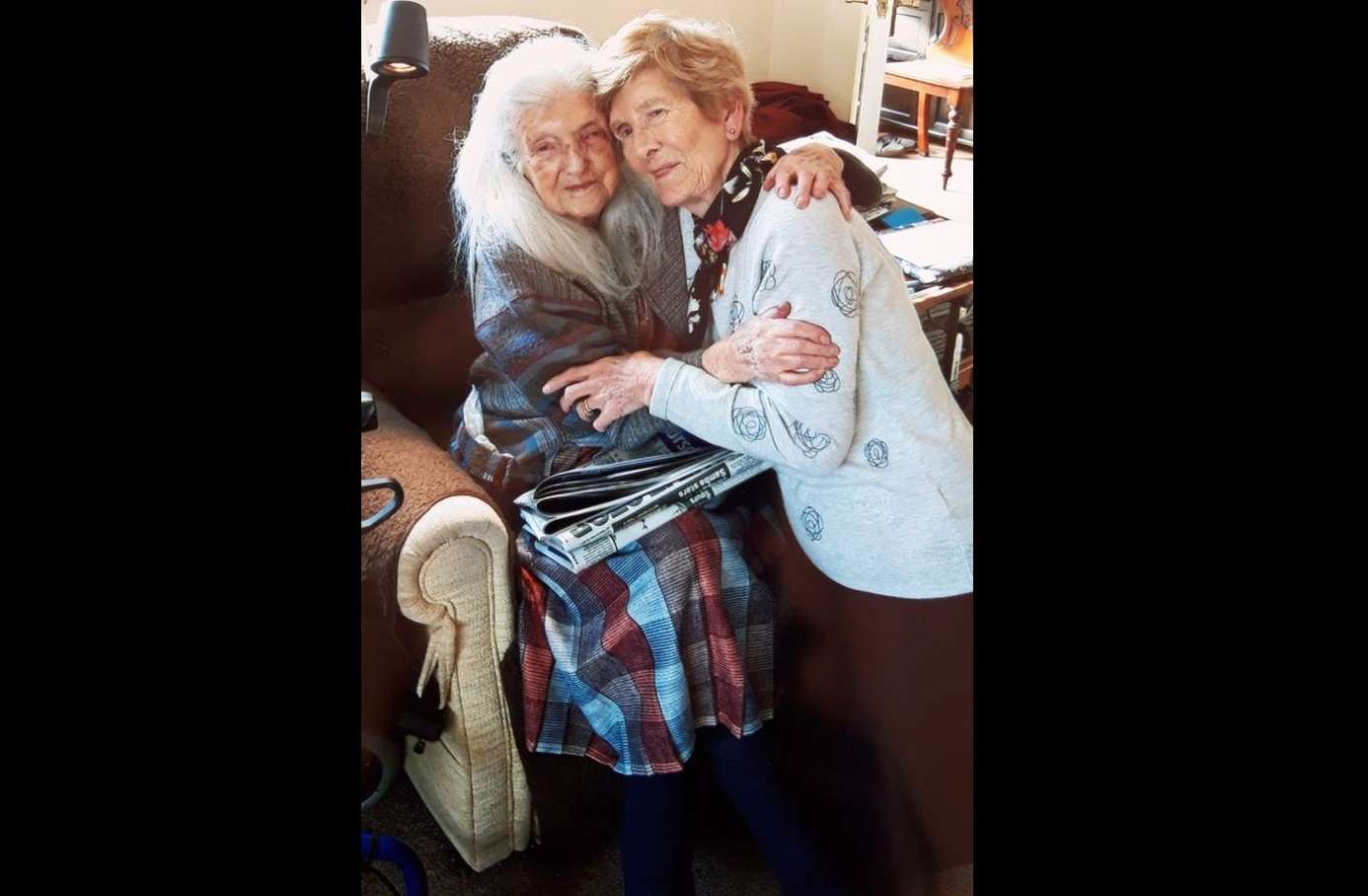 Eileen Macken junto a su madre Elisabeth. Captura de video: RTE News