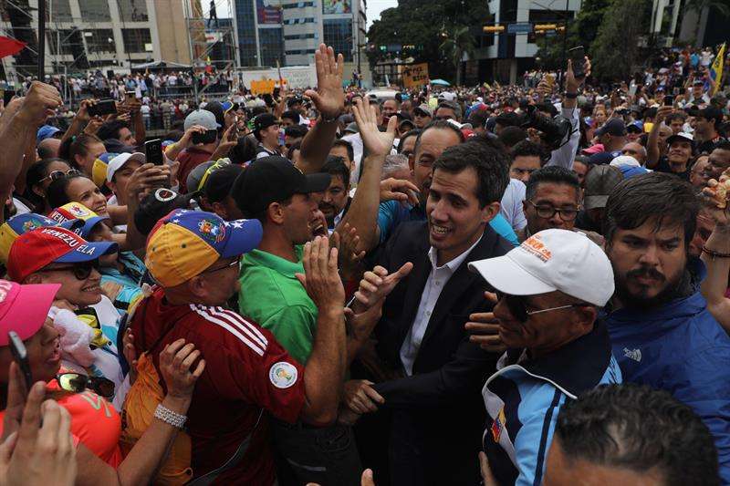 El presidente del Parlamento venezolano, Juan Guaidó (c), saluda a simpatizantes tras autoproclamarse presidente del país, este miércoles en Caracas (Venezuela). EFE