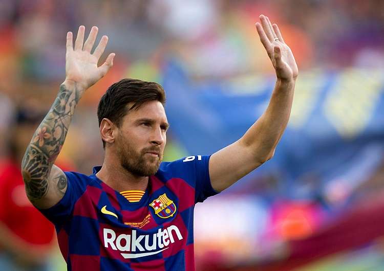 l capitán y delantero argentino del FC Barcelona, Leo Messi, saluda a la afición momentos antes del partido de Trofeo Joan Gamper ante al Arsenal. Foto: EFE
