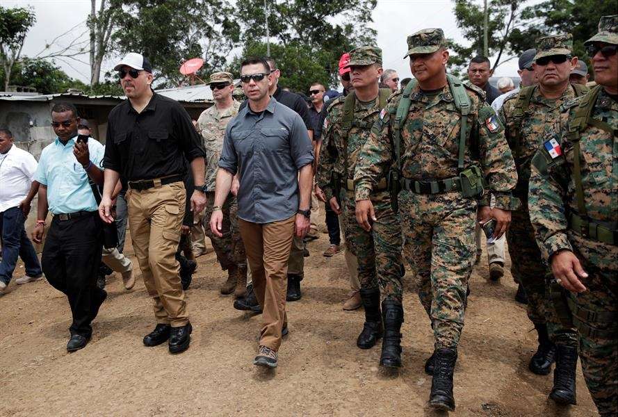 El secretario estadounidense de Seguridad Nacional en funciones, Kevin McAleenan (c-i), visita este viernes junto a sus pares centroamericanos la peligrosa selva del Darién, en la comunidad de La Peñita (Panamá). EFE
